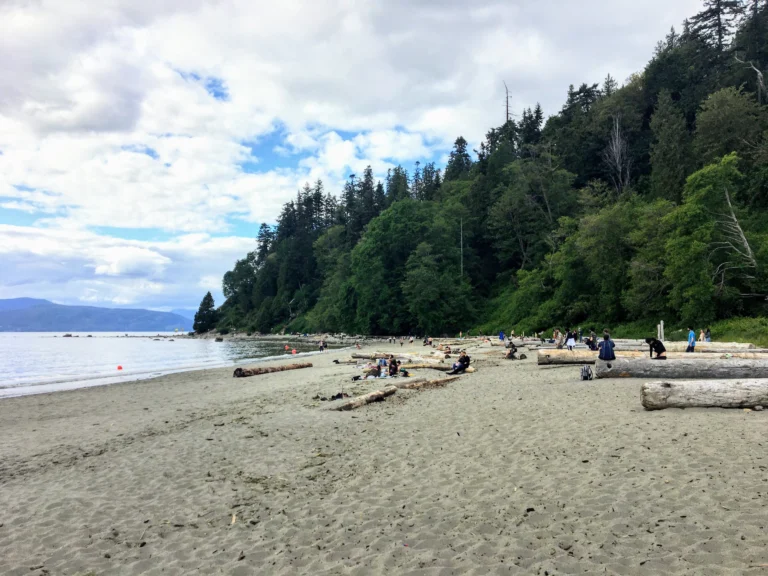 Wreck Beach: Surga Tersembunyi Bernuansa Bebas di Vancouver