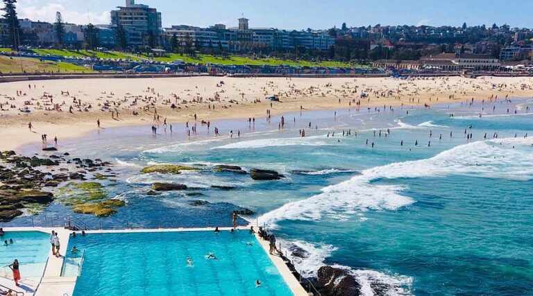 Pantai Bondi Beach, Sydney: Surga Tropis di Tengah Kota