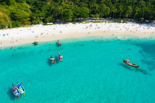 Pantai Karon: Keindahan Alam yang Menenangkan di Phuket, Thailand