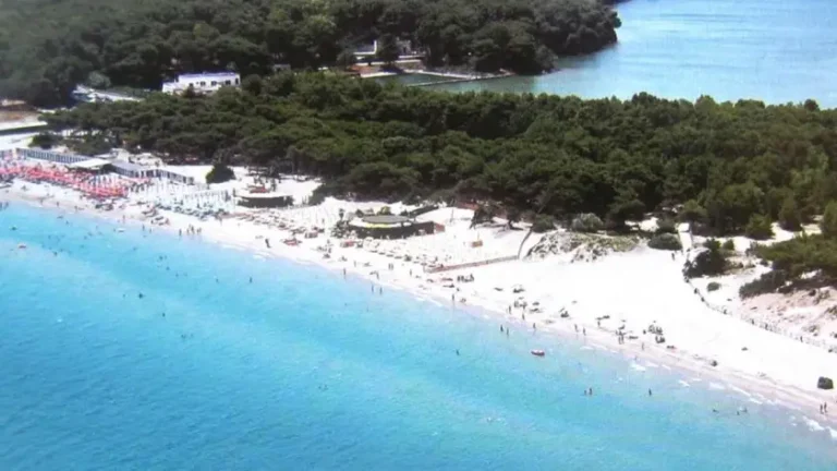 Pantai Spiaggia Alimini: Keindahan Alam yang Memikat di Puglia, Italia