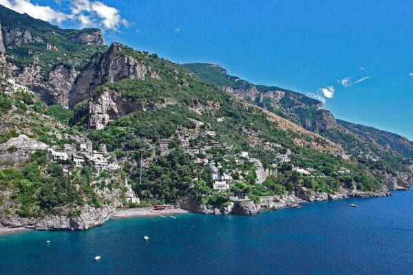 Arienzo Beach Club: Oase Mewah di Pantai Positano, Italia