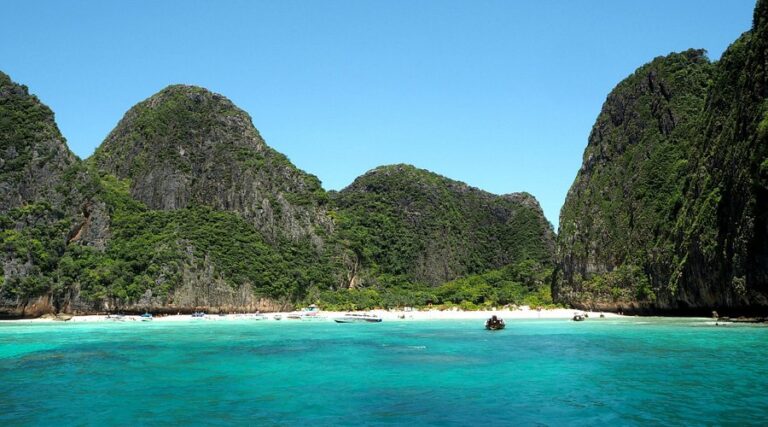 Pantai Maya Bay: Surga Tersembunyi di Pulau Phi Phi Leh, Thailand