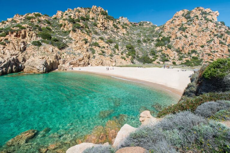 Menyelami Keindahan Pantai Li Cossi: Surga Tersembunyi di Sardinia