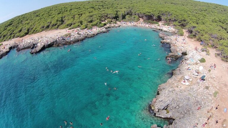 Pantai Porto Selvaggio: Keindahan Liar di Jantung Salento, Italia
