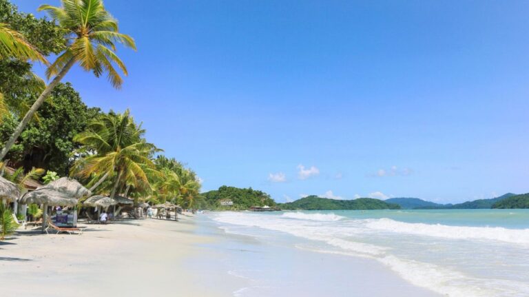 “Keindahan Alam Pantai Cenang: Surga Tropis di Langkawi”