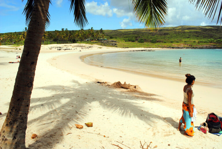 Keindahan Pantai Anakena di Pulau Rapa Nui