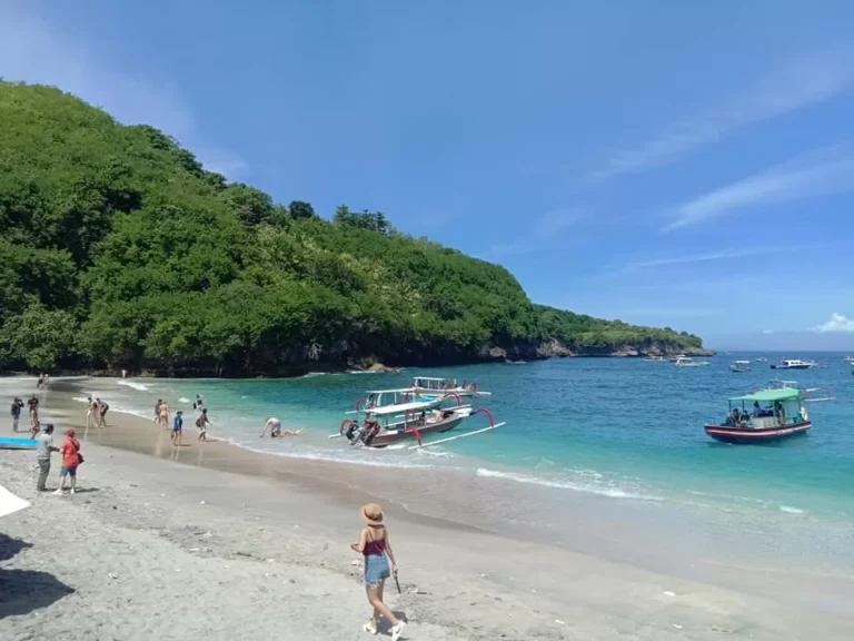 “Keindahan Pantai Steklyannaya Bay: Surga Pantai yang Tersembunyi”