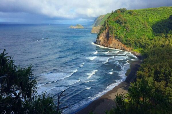 Pantai Khalaktyrsky: Keindahan Alam dan Pesona Pasir Hitam