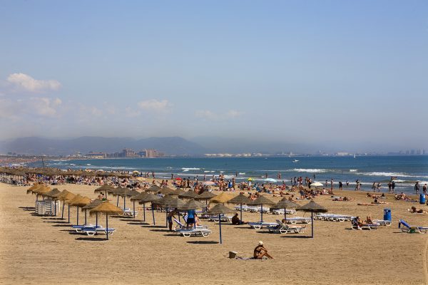 Pantai Platja De La Malva-rosa: Pesona Pasir dan Laut Valencia