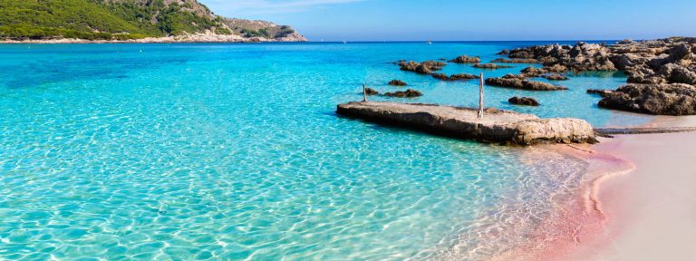Keindahan Alam dan Pesona Pantai Cala Agulla di Mallorca