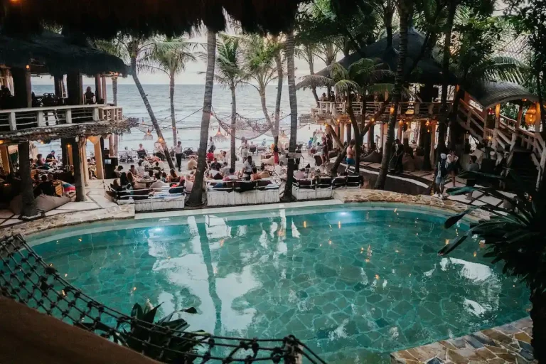 Keindahan dan Fasilitas Pantai Kalamar Beach Club di Lombok