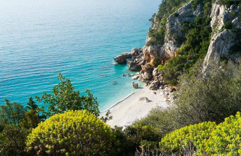 Keindahan Pantai Cala Fuili: Surga Tersembunyi di Sardinia
