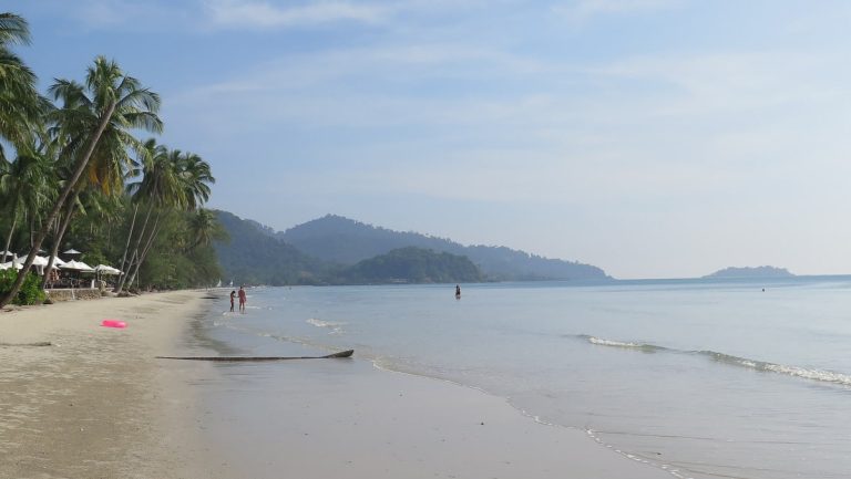 Keindahan Pantai Khlong Prao di Koh Chang yang Menawan