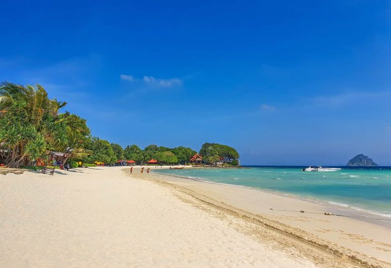 Keindahan Pantai Laem Tong Bay di Pulau Ko Phi Phi