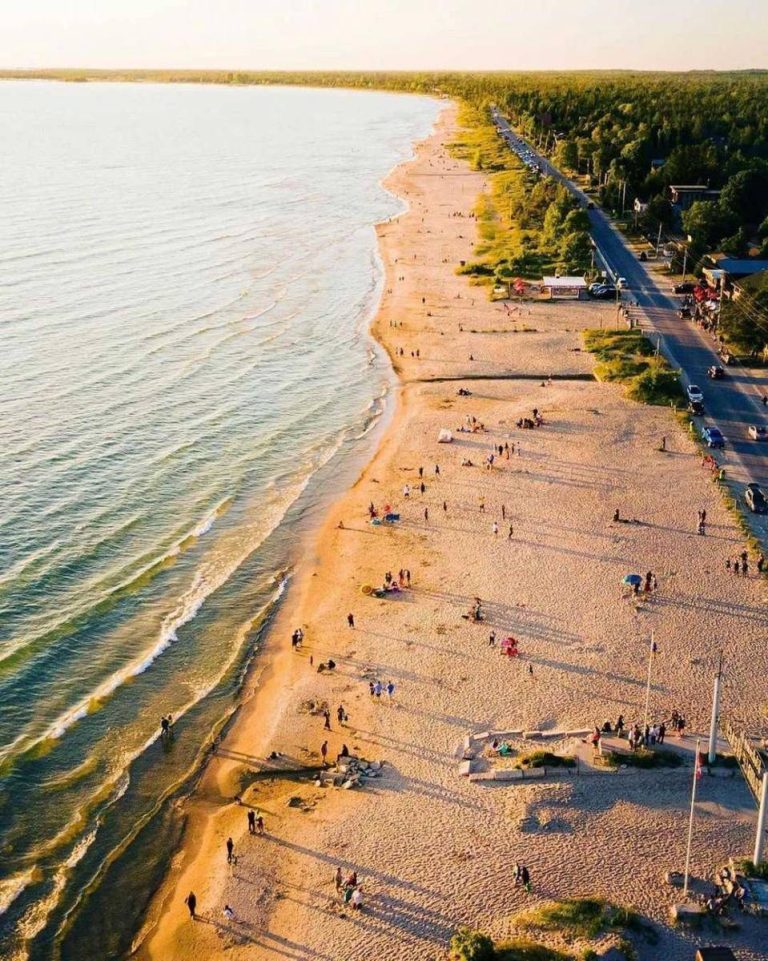 Pantai Sauble Beach: Pantai Pasir Putih yang Menawan di Kanada