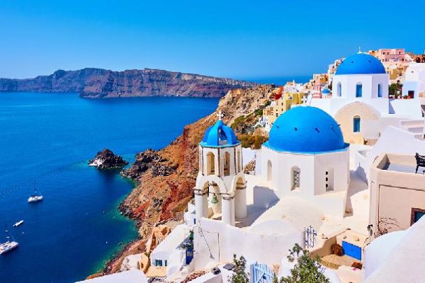 Keindahan Pantai Perissa di Pulau Santorini yang Menawan
