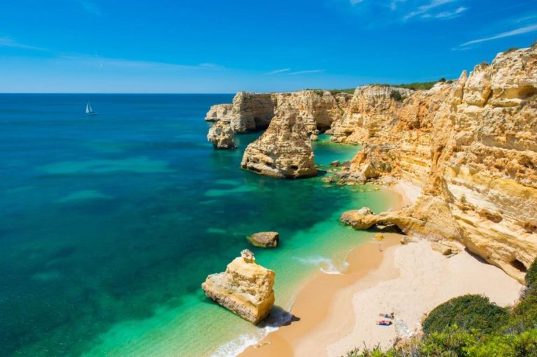 Keindahan Pantai Praia da Marinha di Algarve Portugal