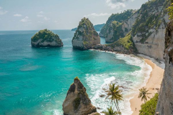 Keindahan Pantai Nunsui dan Batu Nona di Pulau Nusa Penida