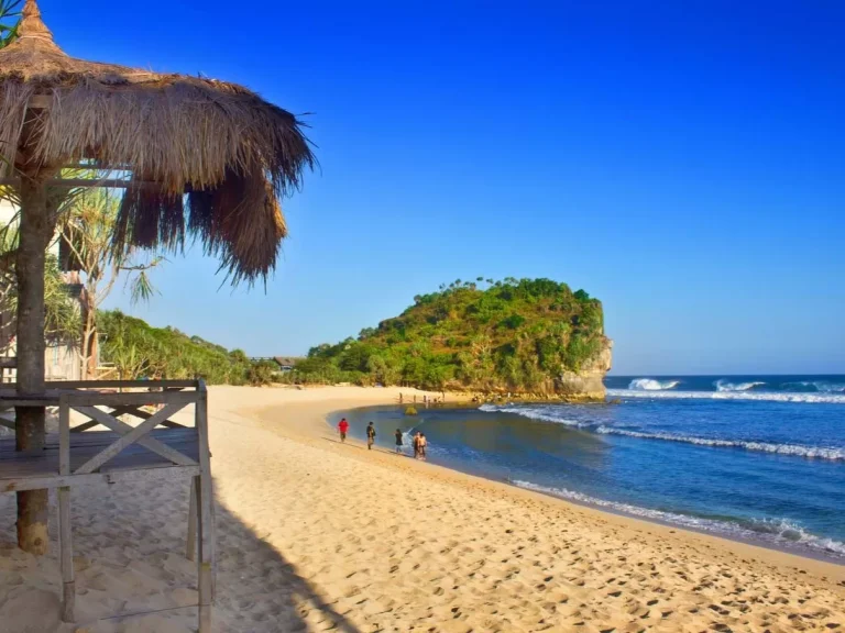 Keindahan Pantai Srigading: Surga Tersembunyi di Pantai Selatan