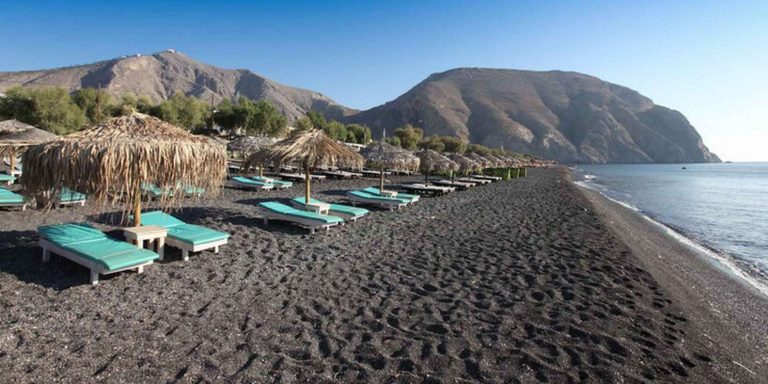 Pantai Pasir Hitam Perissa di Santorini: Pesona Alam yang Unik