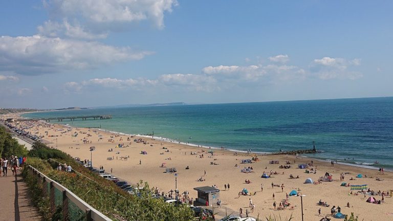 Pantai Bournemouth Beach: Pesona Pasir Putih dan Laut Biru
