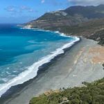Pantai Plage de Nonza: Keindahan Alam di Pantai Tersembunyi Korsika