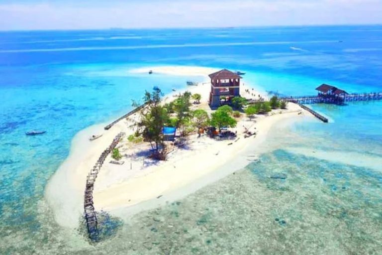 Keindahan Pantai Kodingareng Keke di Pulau Spermonde